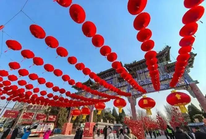 #上句：张灯结彩送旧岁，盼请下联#
             张灯结彩送旧岁
 