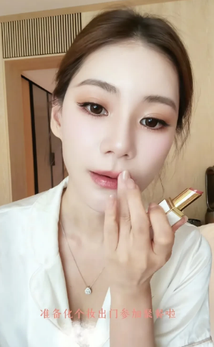 原来马筱梅价值百万的蒂凡尼蓝钻石，不是汪小菲送给她的生日礼物，也不是张兰送的！她