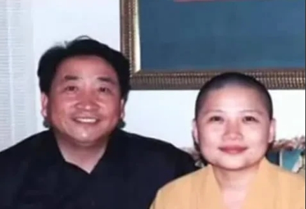 2000年，姜昆在美国偶遇削发为尼的李娜，他好奇地问这位曾经的歌坛一姐李娜：“你