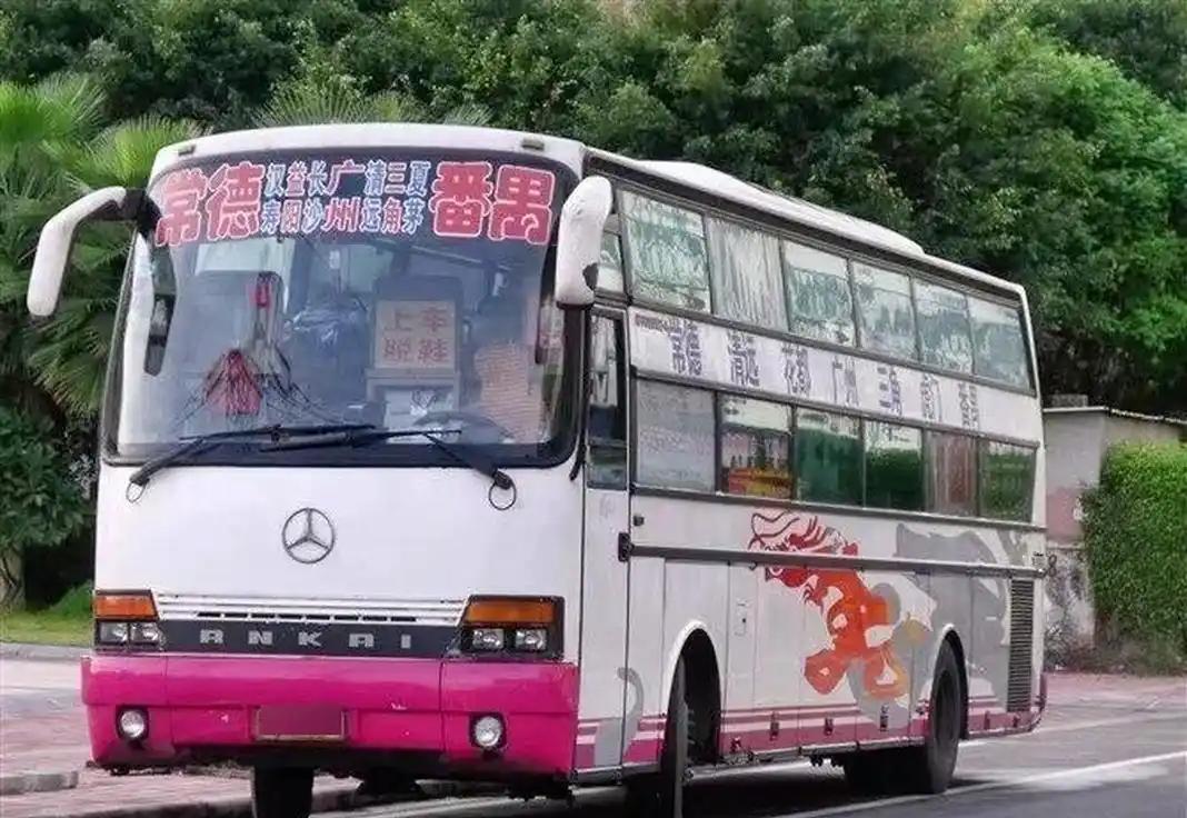 中国为什么要全面禁止卧铺大巴车？很简单，它太危险了！



卧铺大巴，曾几何时是