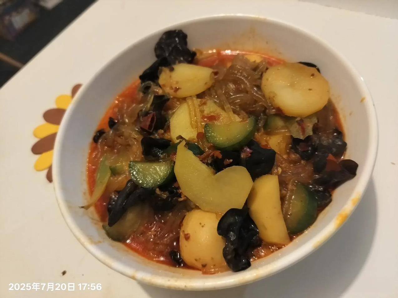 我儿子做的麻辣烫。
一碗辣的，他吃。一碗不辣的，我们吃。食材各半。
你们猜猜哪碗