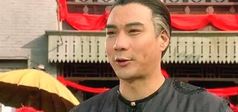 1992年，周星驰打降龙18掌，可是偏偏只打了17掌，徐少强身上装了60个爆破，