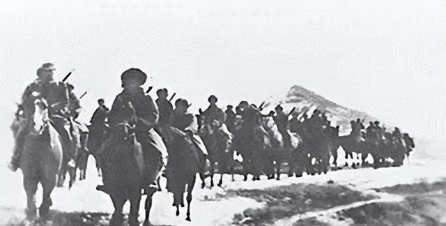 1932年，东北土匪老北风投靠了日军后，大摆宴席宴请日军高官。谁料日军高官刚到赴