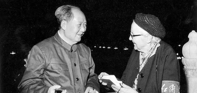 1946年，女记者斯特朗在采访毛主席时，将自己的私人物品全倒在了桌上，一旁的翻译