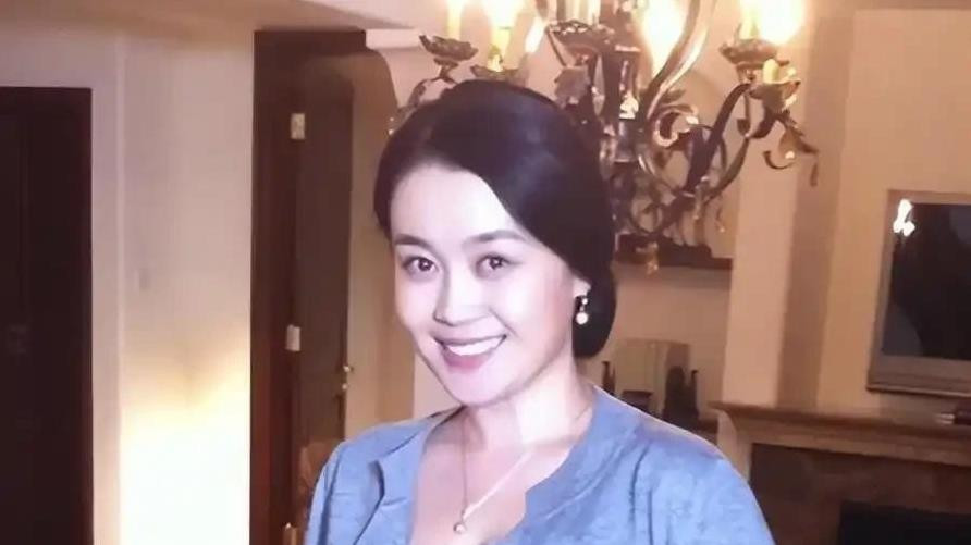 从化妆间到聚光灯：关婷娜的逆袭人生