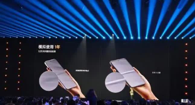 卢伟冰：友商阔折叠折痕不浅，让人惊掉下巴。
在小米MIX Flip 2发布会上