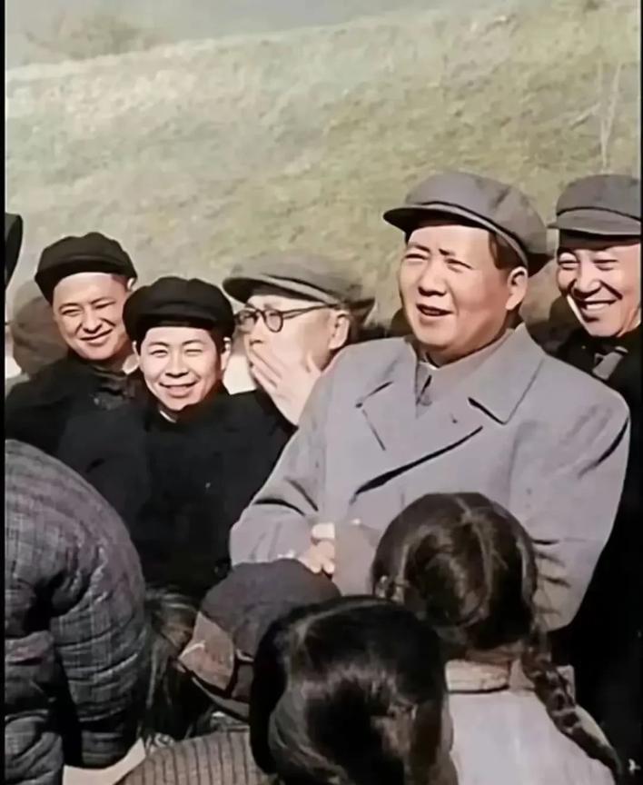 毛主席来到乡下视察，就像亲人回到了家。他站在百姓中间，眼里满是关切，心里想的都是
