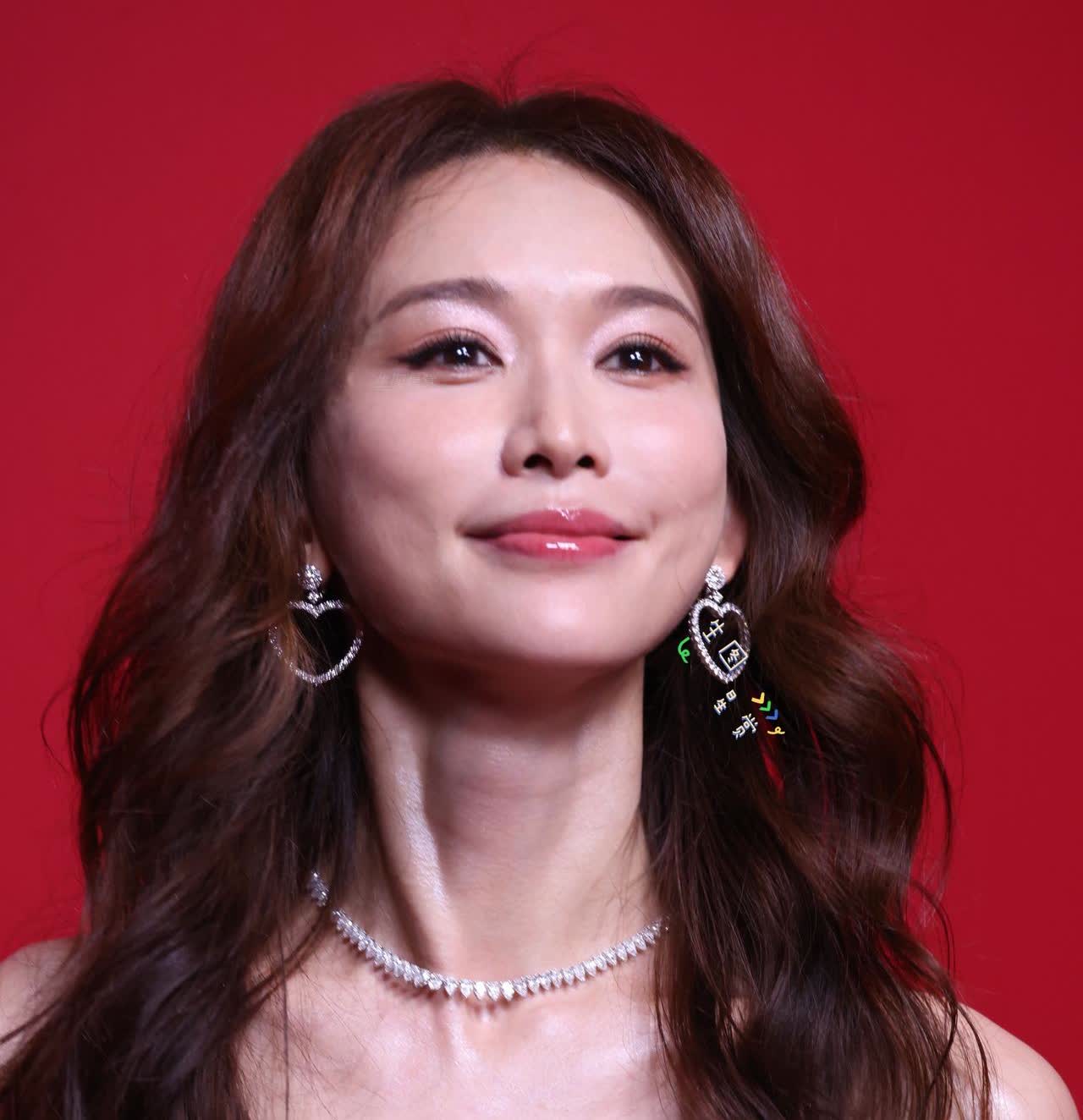 林志玲可能做梦也没想到
自己都50岁的人了
还要被怼脸公开处刑，美貌不在
