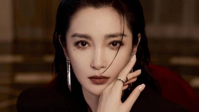 李冰冰黑西装造型：酷飒里的性感张力