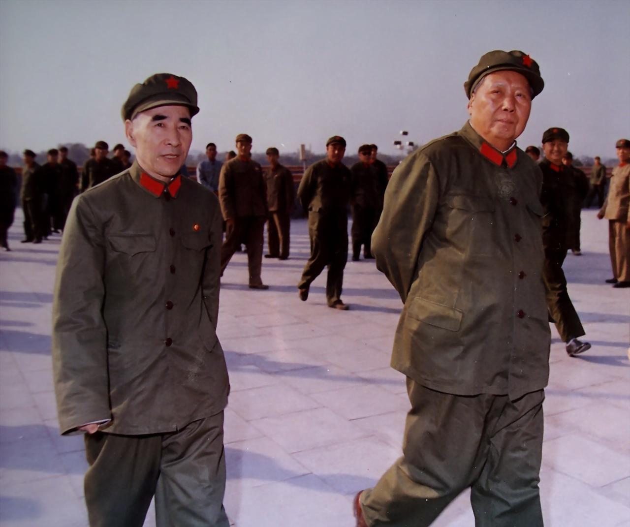 1970年8月25日毛主席问汪东兴：我不当国家主席，就不代表群众吗？
当天中午，