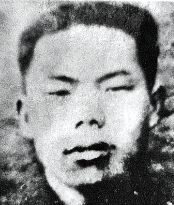 1952年，志愿军战士们都在睡觉，一战士由于睡不着便跑出去巡逻。突然他心中一惊，