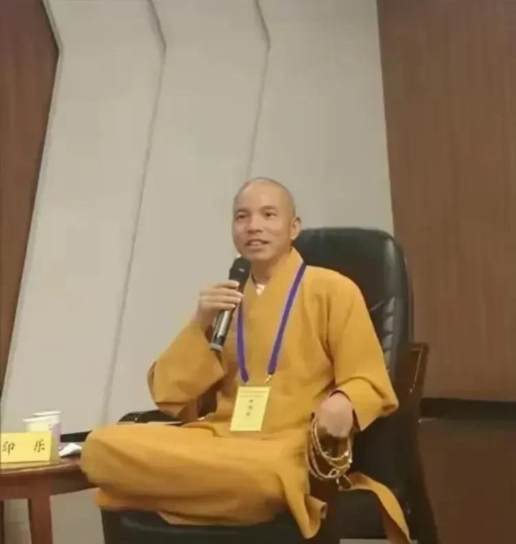 现在的网友“扒人”速度也太快了！
印乐住持才刚到少林寺上任一天，
过往经历就被网