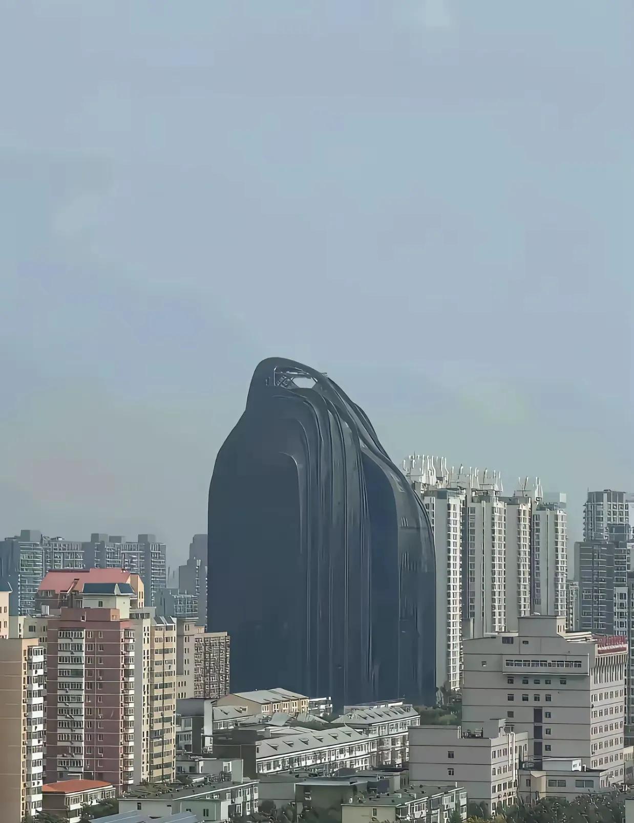 看北京的大黑楼，真的给人的第一感观，就是不适！
这种大黑楼，设计成这样，就像一座