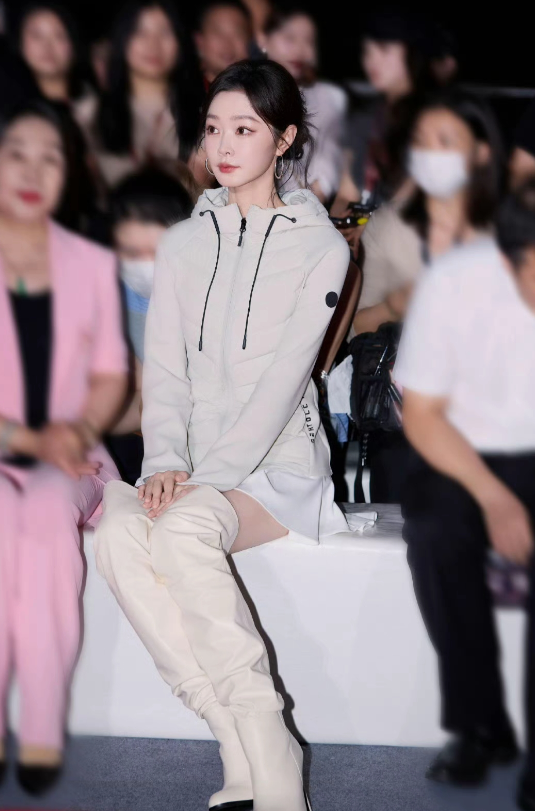 要不说还是明星厉害呢
能忍常人不能忍

虽然也不是八月热天，但是也不至于冬天就来