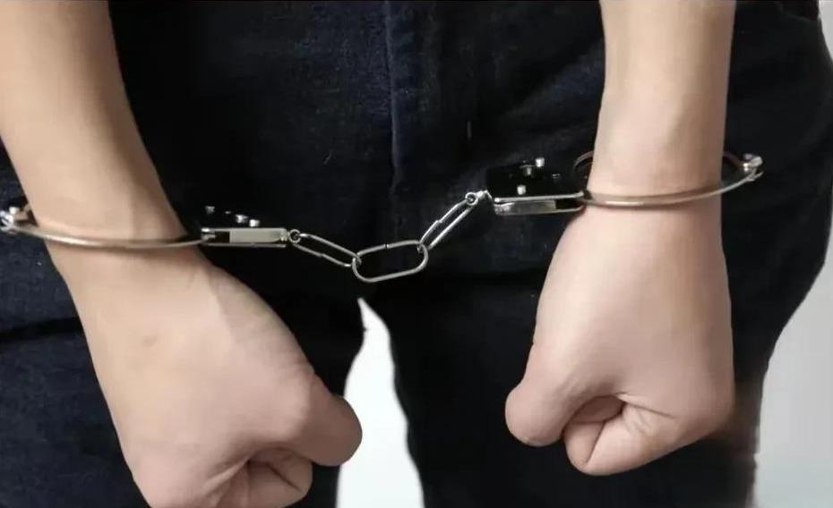 湖北武汉，90后男子是16岁女孩的继父，花季少女正是叛逆期，继父将女孩接到自己身