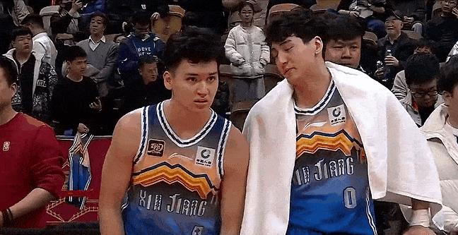 新疆球员扎心了吧，拿到亚军，获得140万奖金也不开心，场边目送上海球员欢欣鼓舞蹦