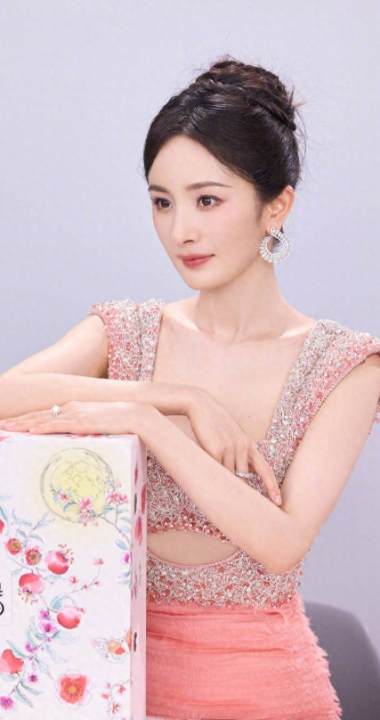 杨幂穿蜜桃裙秀水蛇腰，这身材和时尚审美绝了