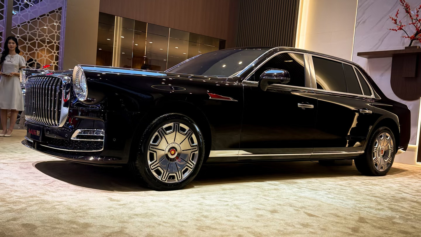 718 万顶流！红旗国礼丹霞定制版：中式顶奢破圈，广州车展炸场