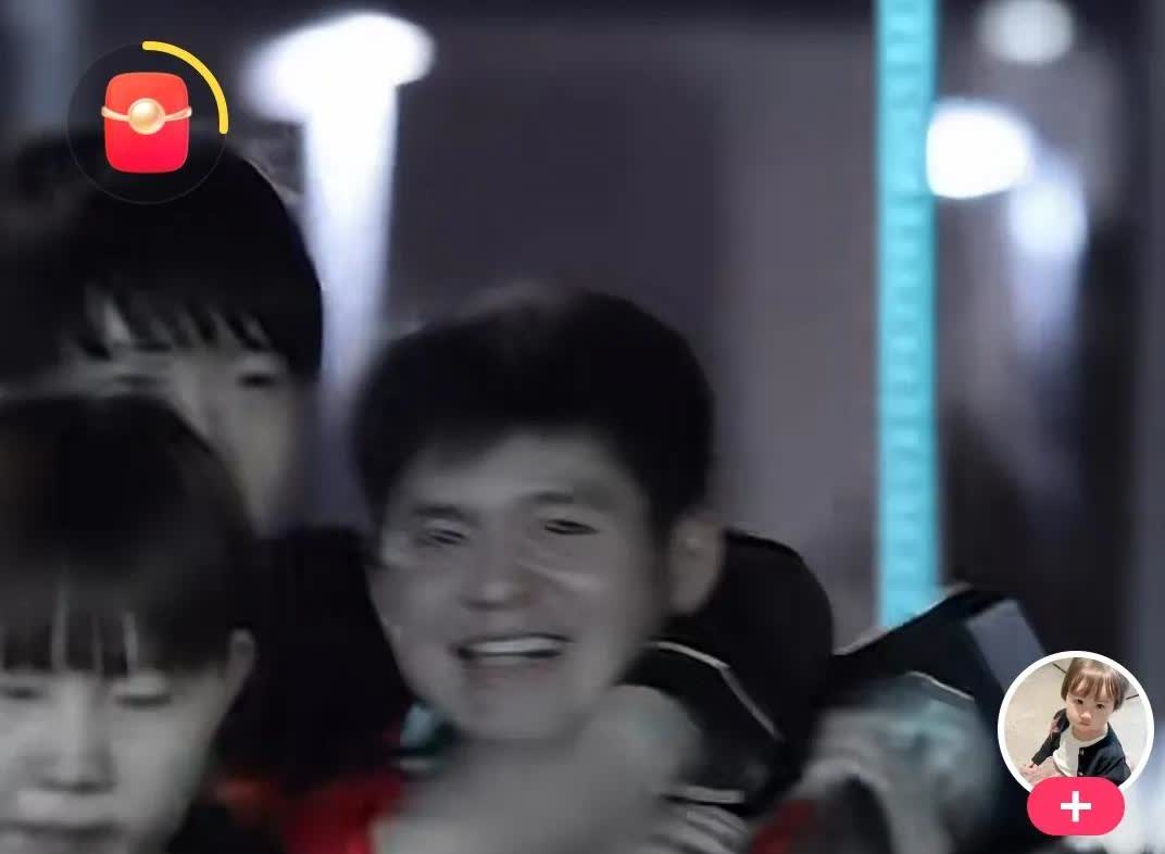 大头知道小石头不好受，又以他独特的方式逗弟弟开心了！

    小石头再输张