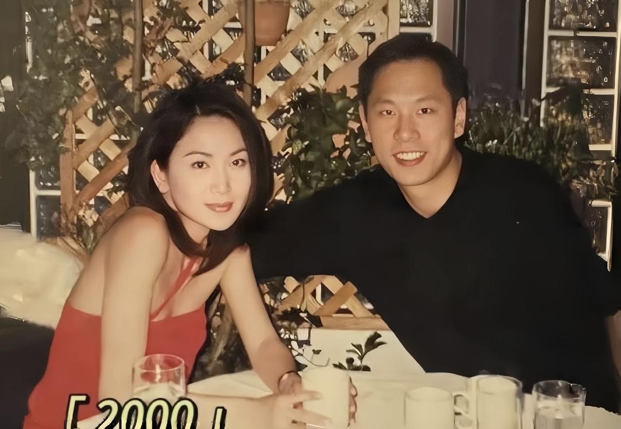 温碧霞与何祖光古早合影，那个时候的她，真的好美啊。
这是2000年时候的照片，当