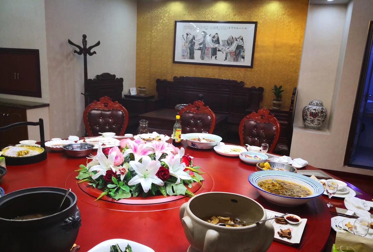 最近请客吃饭发生的几个变化。
    细读了《公职人员违规吃喝认定标准》和《这些