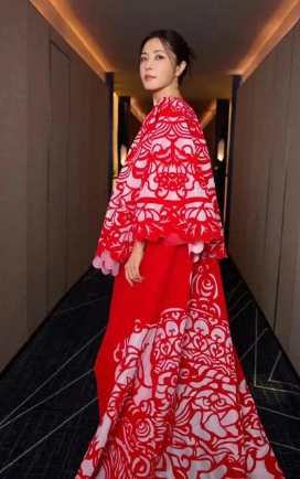 女星造型一个比一个美，曾黎一袭红色非遗剪纸长裙上身，气质又有内涵，让人眼前一亮，