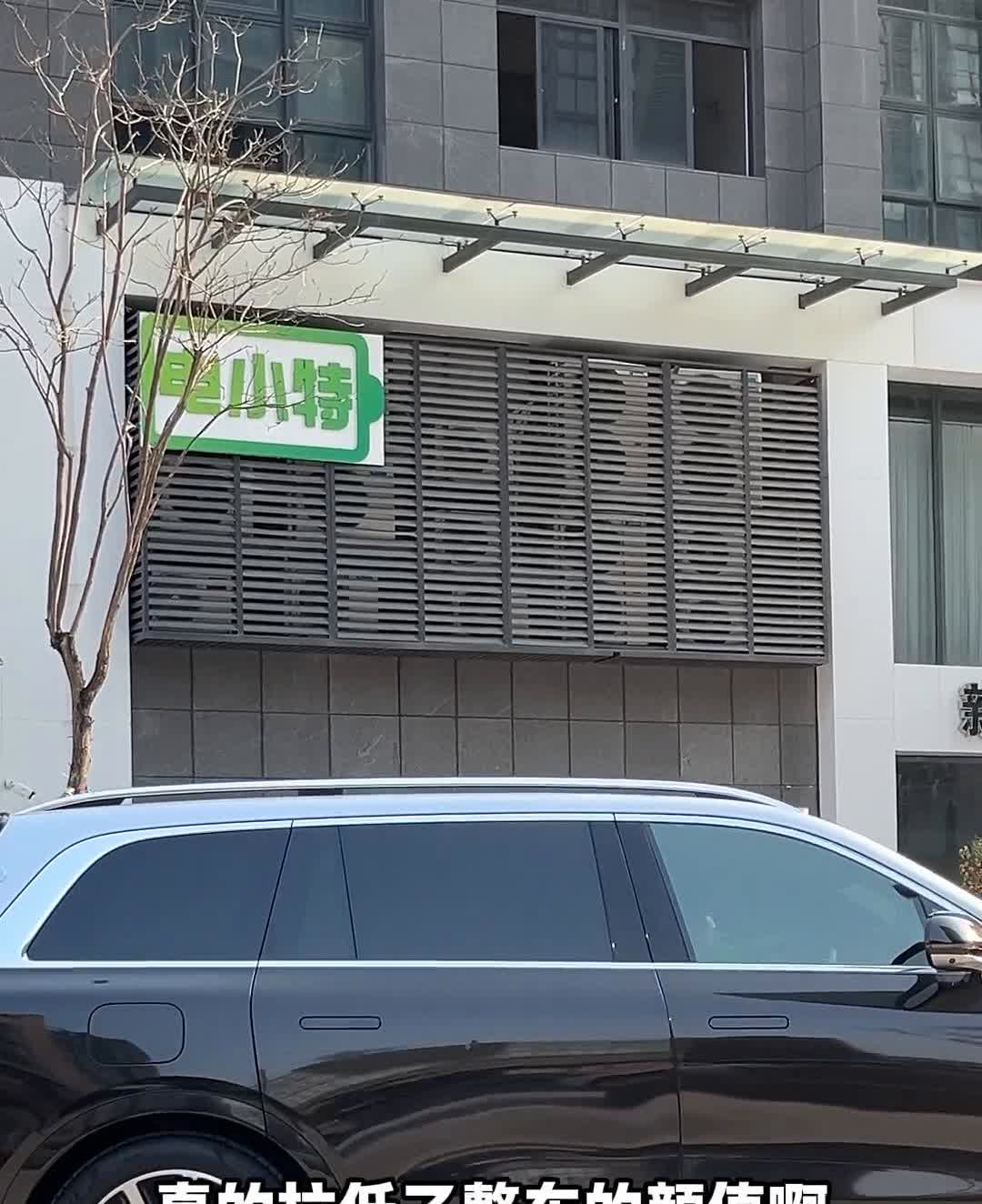 问界M9升级多辐式轮毂。
不是我喷，问界M9的原厂轮毂真的拉低了整车的颜值，所