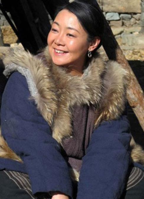 1991年，潘军花258元把萨日娜娶回家，婚后萨日娜主动做家务，潘军却生气地说：