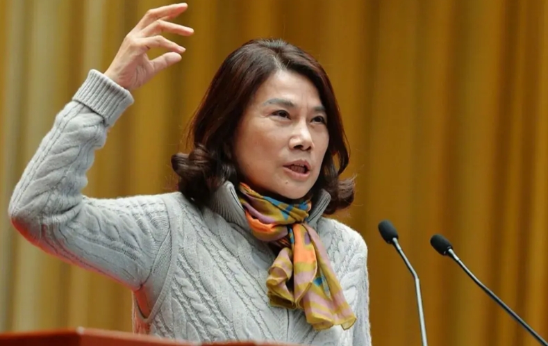 为什么媒体和大V们都不太敢骂董小姐，只是疯狂骂董大姐，还要董大姐道歉？
大概原因