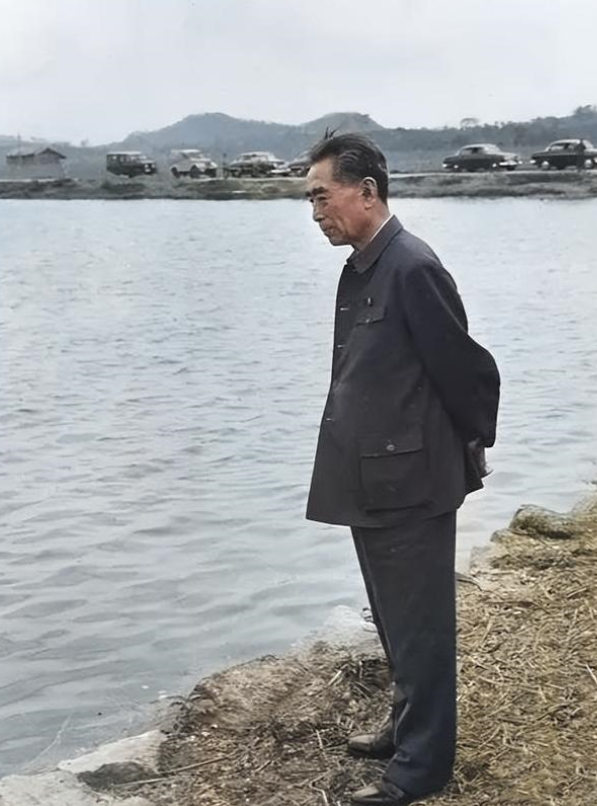 周总理独自在河边沉思的一幕，面容十分憔悴

1973 年，周总理最后一次外出视察