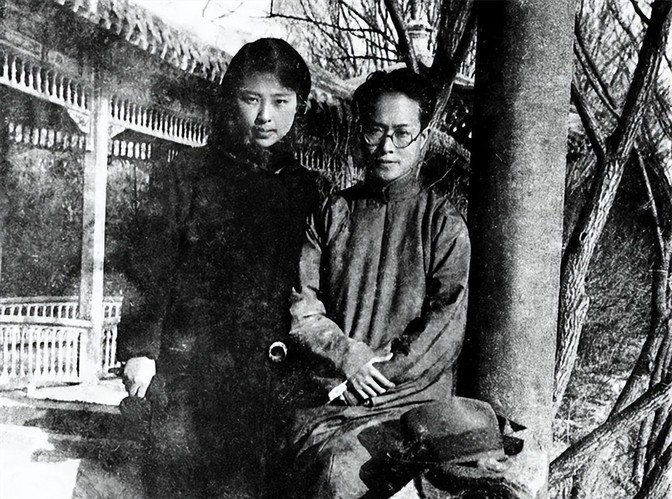 1949年，沈从文将手伸到插头，拿起刀片割腕和颈部，并喝下煤油。不料，被妻子张兆