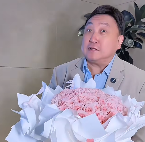 真的好羡慕王晶，王晶终于舍得晒出妻子的近照！年轻时候的丁德君真的不比任何一位晶女