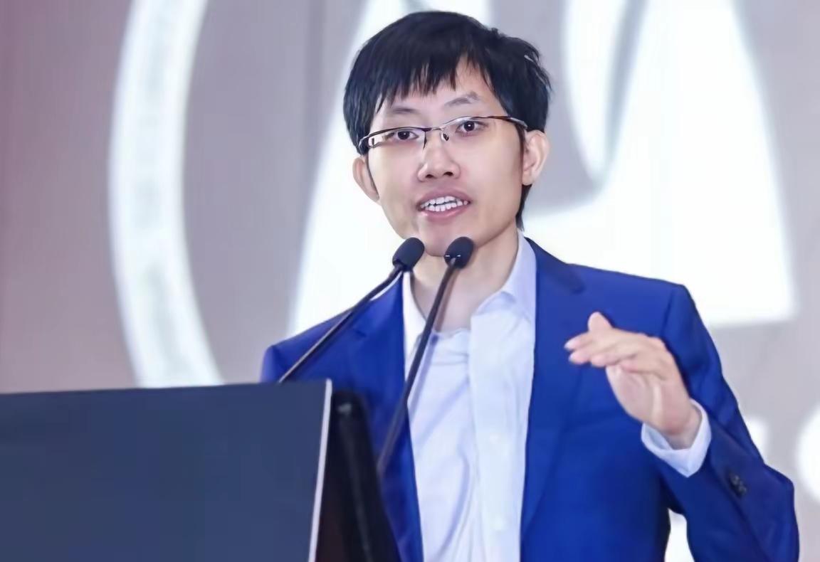 一觉醒来，
中国和全世界都沉默了，
万万没想到，梁文锋又一次刷新了世界记录。
让