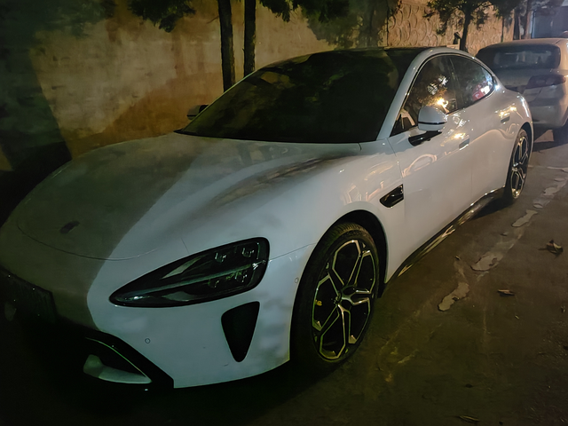 在小区内看见一台小米速7
流线型的外观还是很吸睛的。只是白色的外观为不太喜欢，按