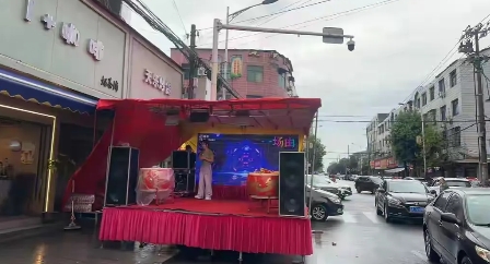 湖南沅江，一男子开了家炒货店，这天，经常来买瓜子的一顾客找到男子，说他想把微信里