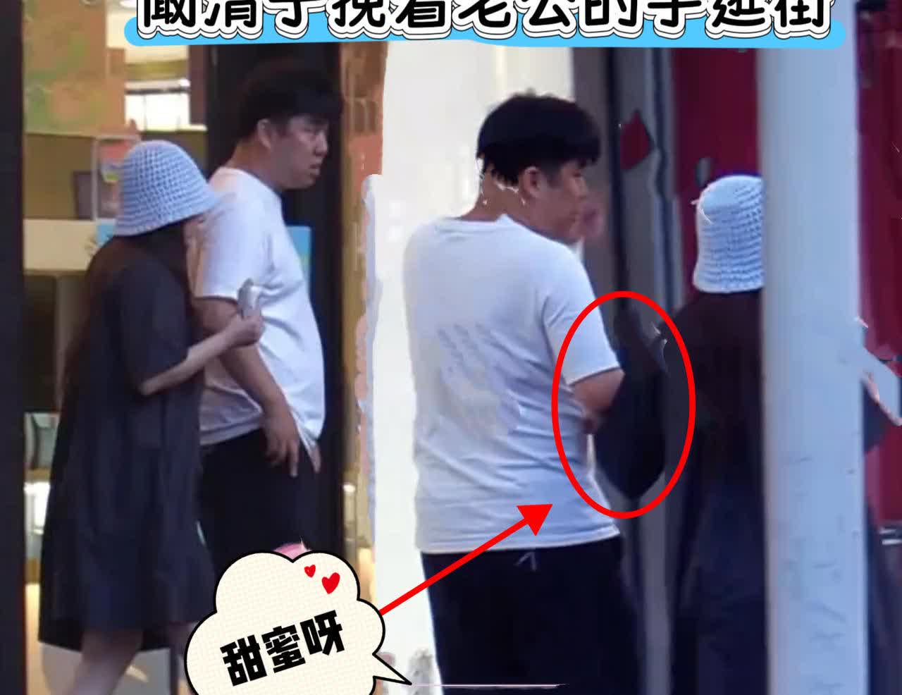 阚清子孕期也是幸福的小公主，老公陪着她逛街购物，小两口挽着手很是甜蜜，男方看起来
