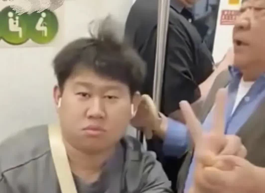 我建议以后不要再说“让座”这个词，“让座”这个词中的“让”有施舍的意思，会让人联