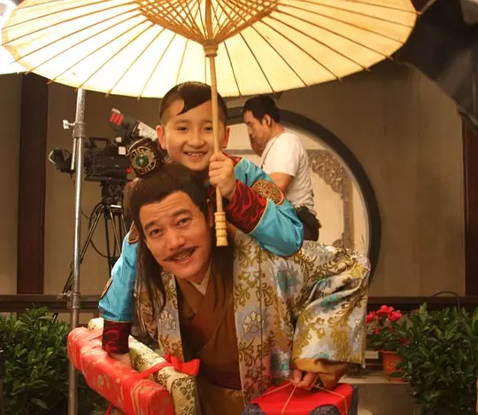    看完了《万卷楼》。每次看剧就和剧中人物有了一定的情感联系，特别不舍。由于剧