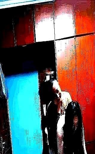 在中建，即便项目部有各种不利，比如离家远，降薪，工作环境不好等。
工地上有个老李