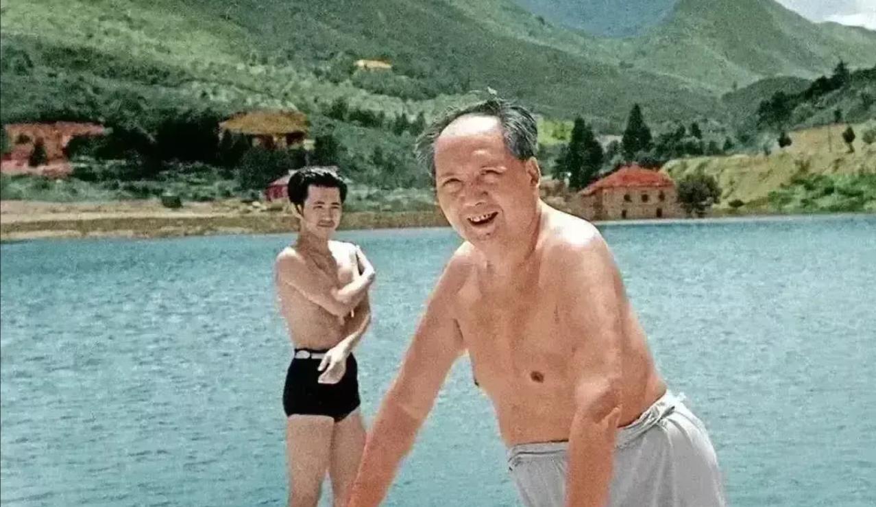 毛主席与卫士田云毓在滴水洞水库游泳，留影，美好的回忆！
毛主席晚年的一段话让人印