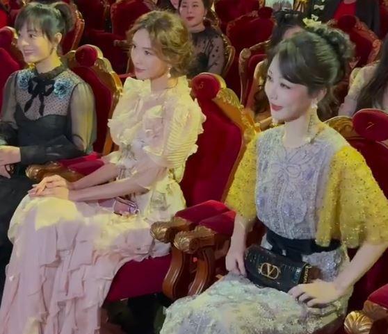 孙俪指着杨紫说道：“我们第一次见！”
杨紫也赶忙点头说道：“我们是第一次见。”