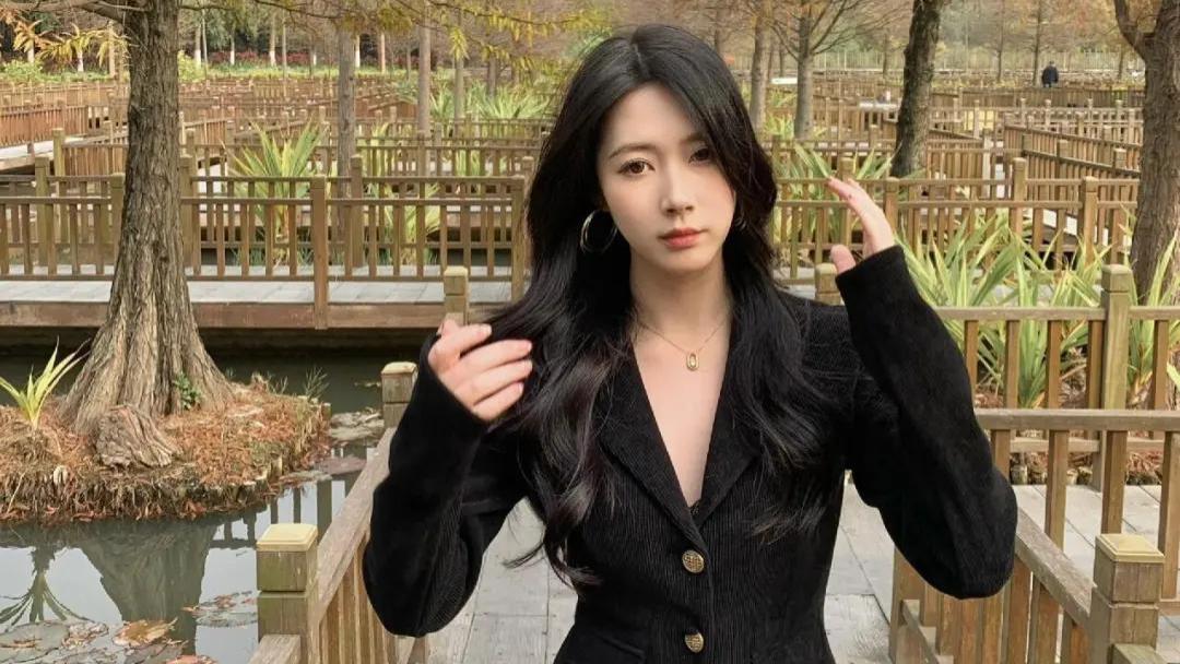 长发御姐逛公园拍照，这样拍，不仅漂亮更显腿长