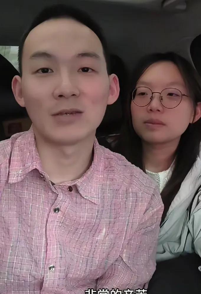 宝爸问我：“为啥这女生这么看着这个男生”？
我笑他太孤落寡闻了：“这是女生丢失了