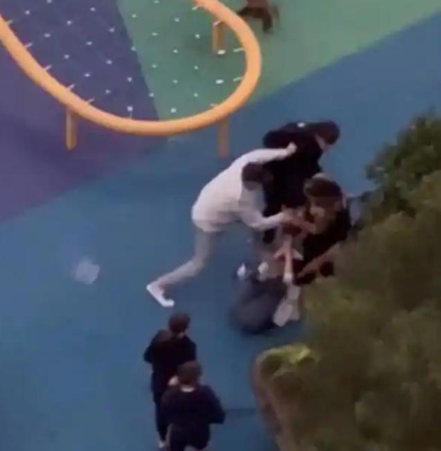 说中文就该被打？澳洲悉尼一对华人夫妇，5月22日被一群当地青少年围殴，而她被围殴
