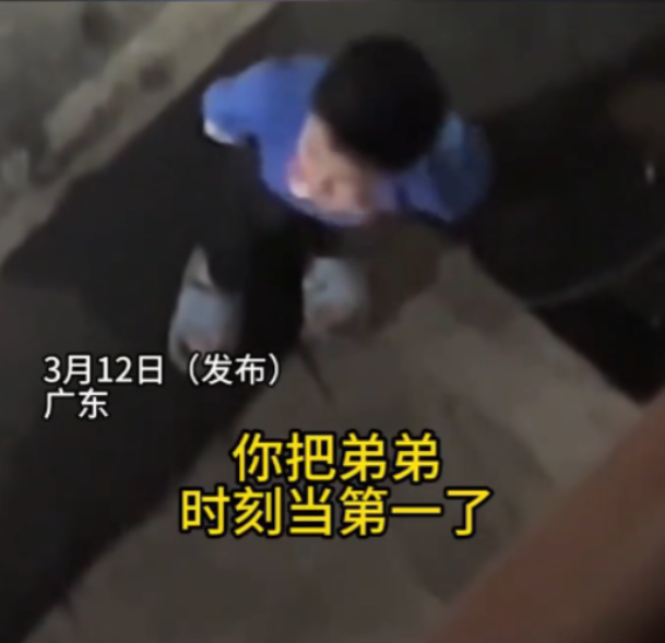 "凭什么弟弟总是第一？我也是你儿子啊！"广东某小区楼道里，男孩带着哭腔的质问像根