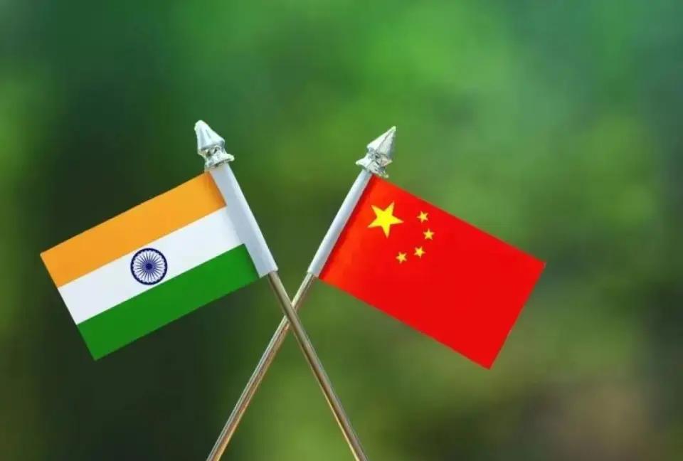 在美国打压印度的当下，我们应该思考一个问题，要不要对印度再补一刀。回忆一下，印度