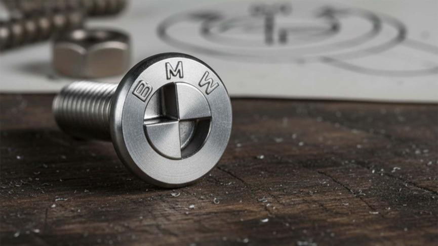 宝马新专利：把logo做到螺丝上，看着酷但修起来很贵