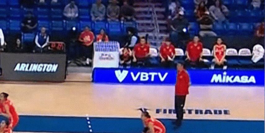 赵勇也是血性男儿。看他这顿手舞足蹈，就差亲自上场了。不过当所有球员、包括教练席上