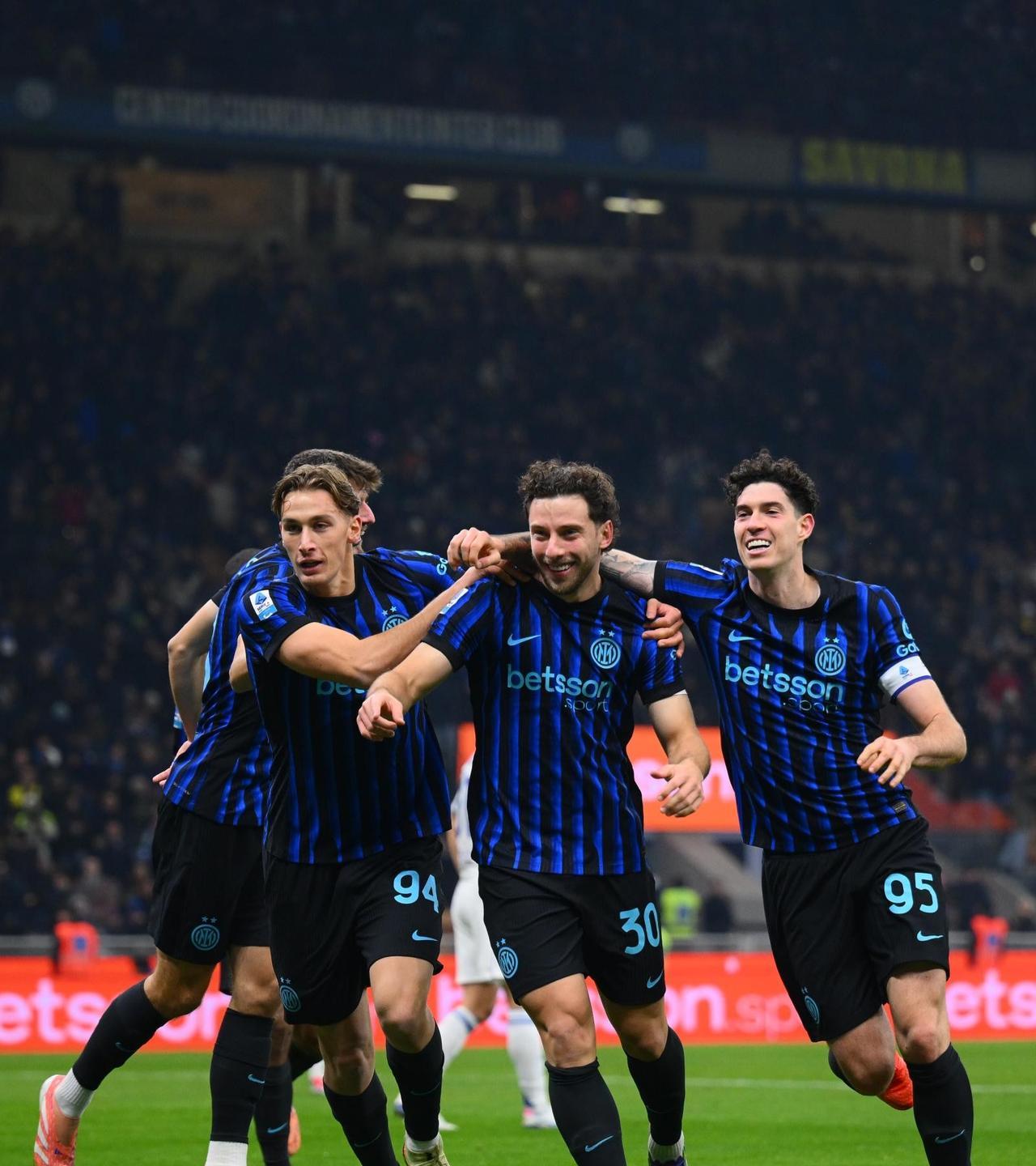 左翼卫传球给左翼卫进球！意甲第十四轮国米对阵科莫的比赛中，卡洛斯奥古斯托在右翼卫