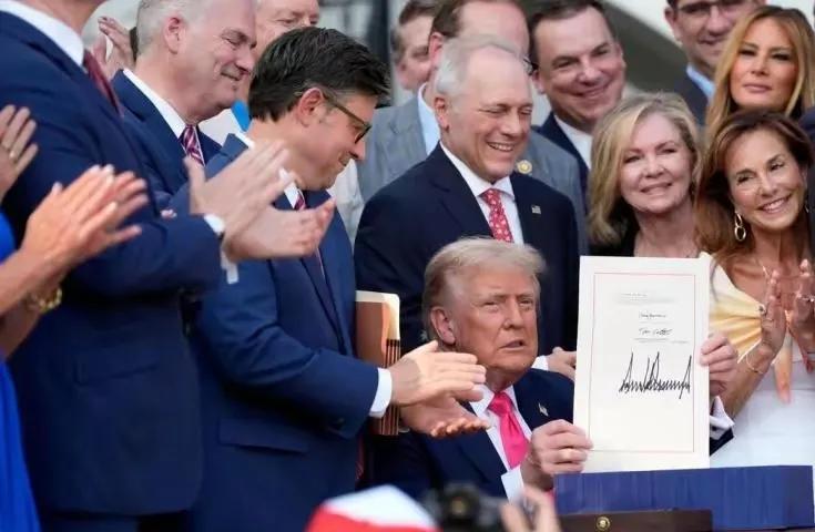 特朗普又“赢”了!加拿大现在瑟瑟发抖了！
估计要成为美国的一个“州”了。
近日，